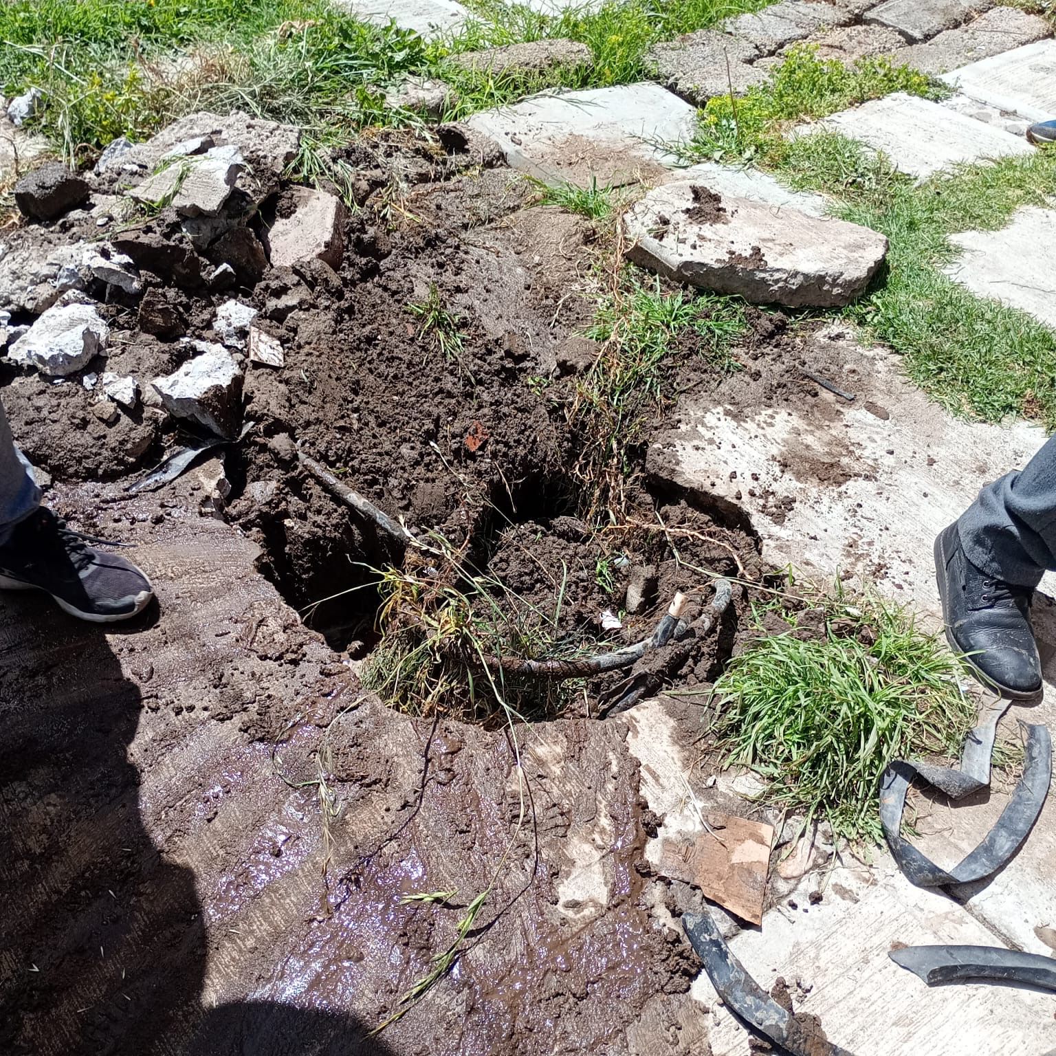 Trabajan brigadas de Capamh en la reparación de fugas de agua en el centro de la ciudad